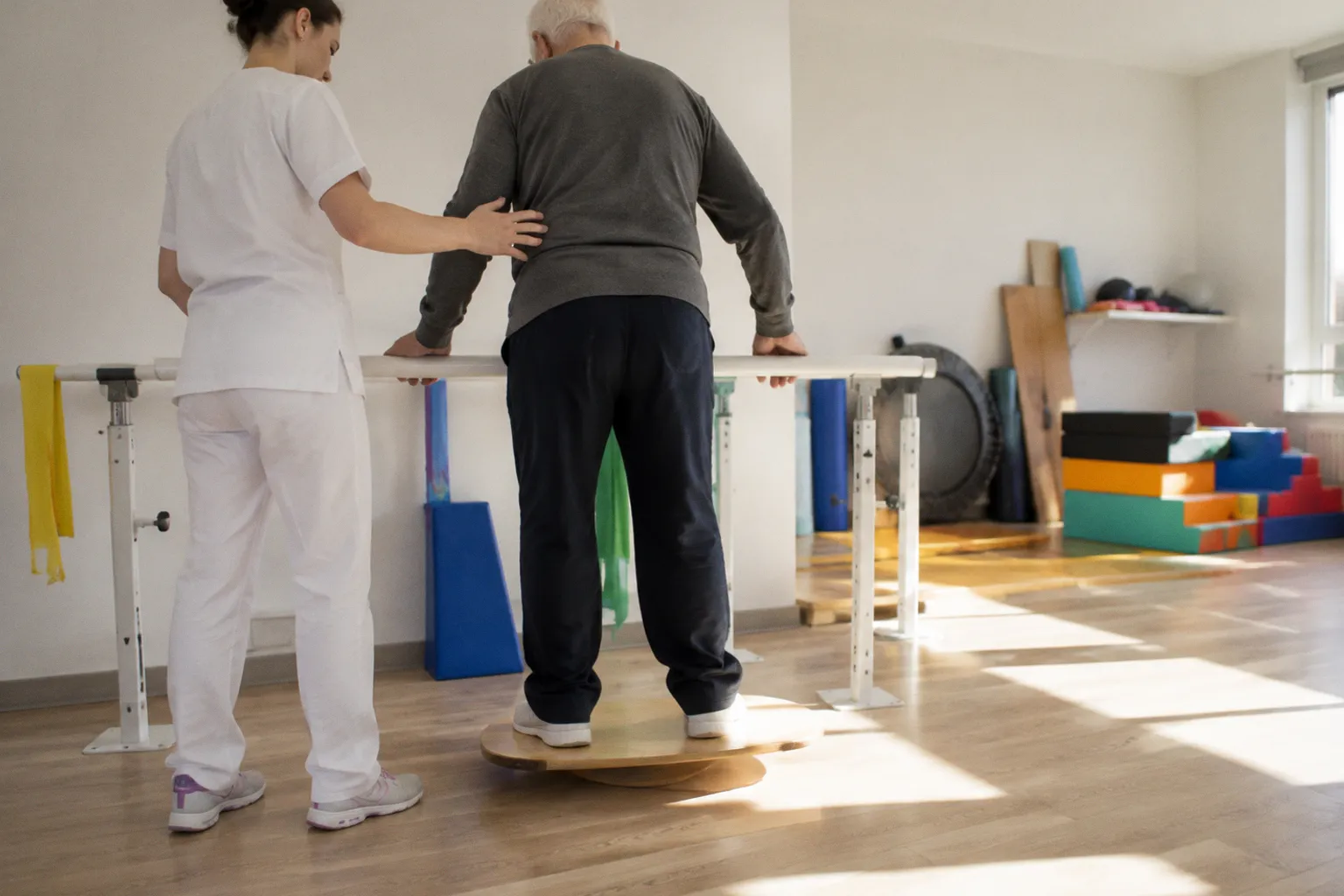 Kinésithérapeute ou psychomotricien : quel soin en EHPAD ?